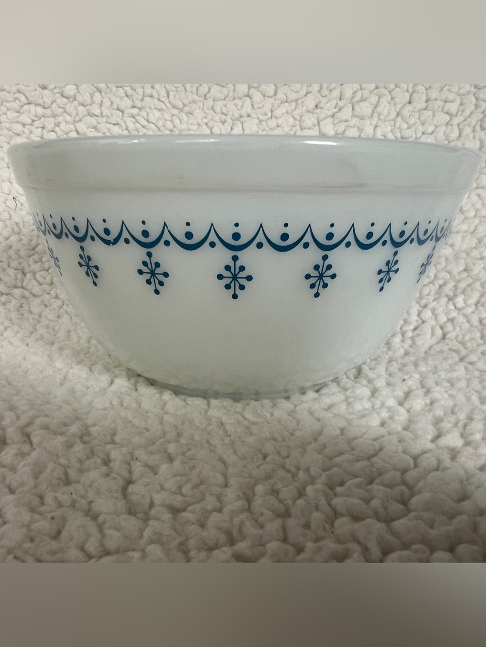 Vintage PYREX Snowflake Garland 1.5 Qt Mixing Bowl, #402
